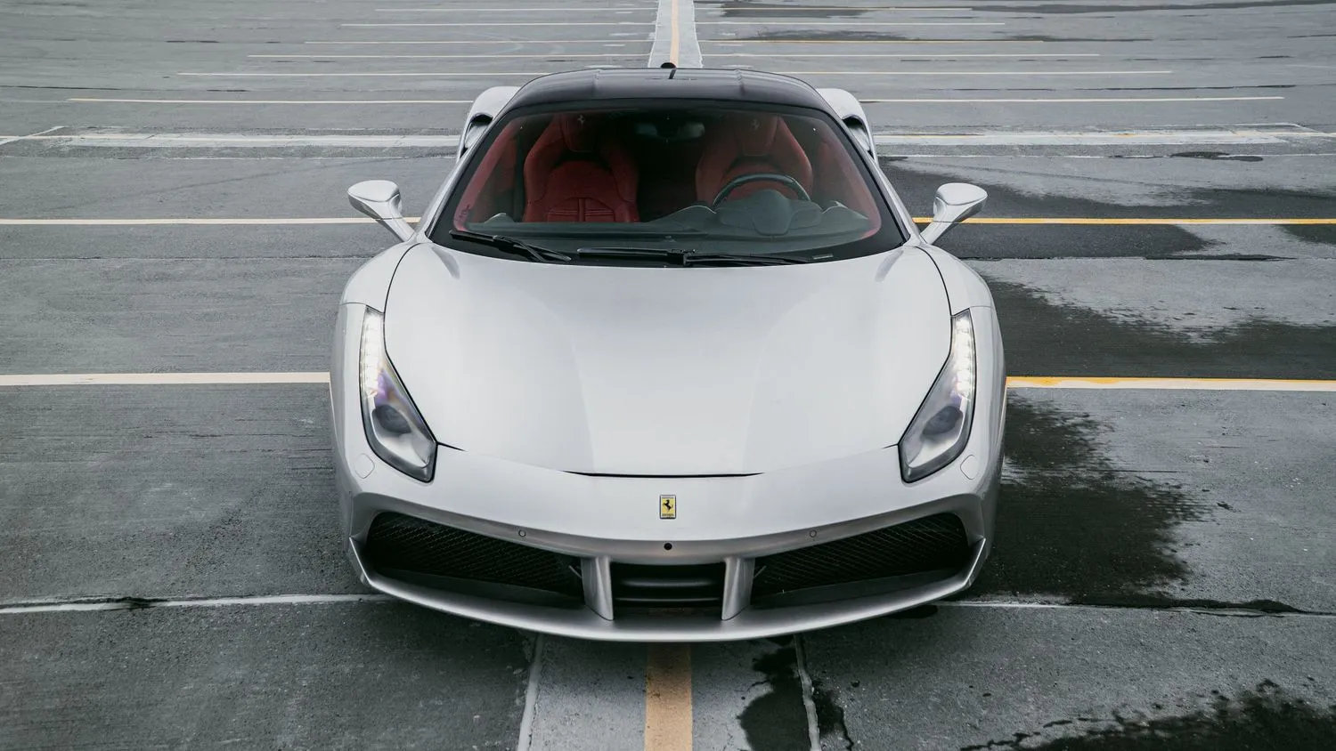 Ferrari blanche dans un stationnement