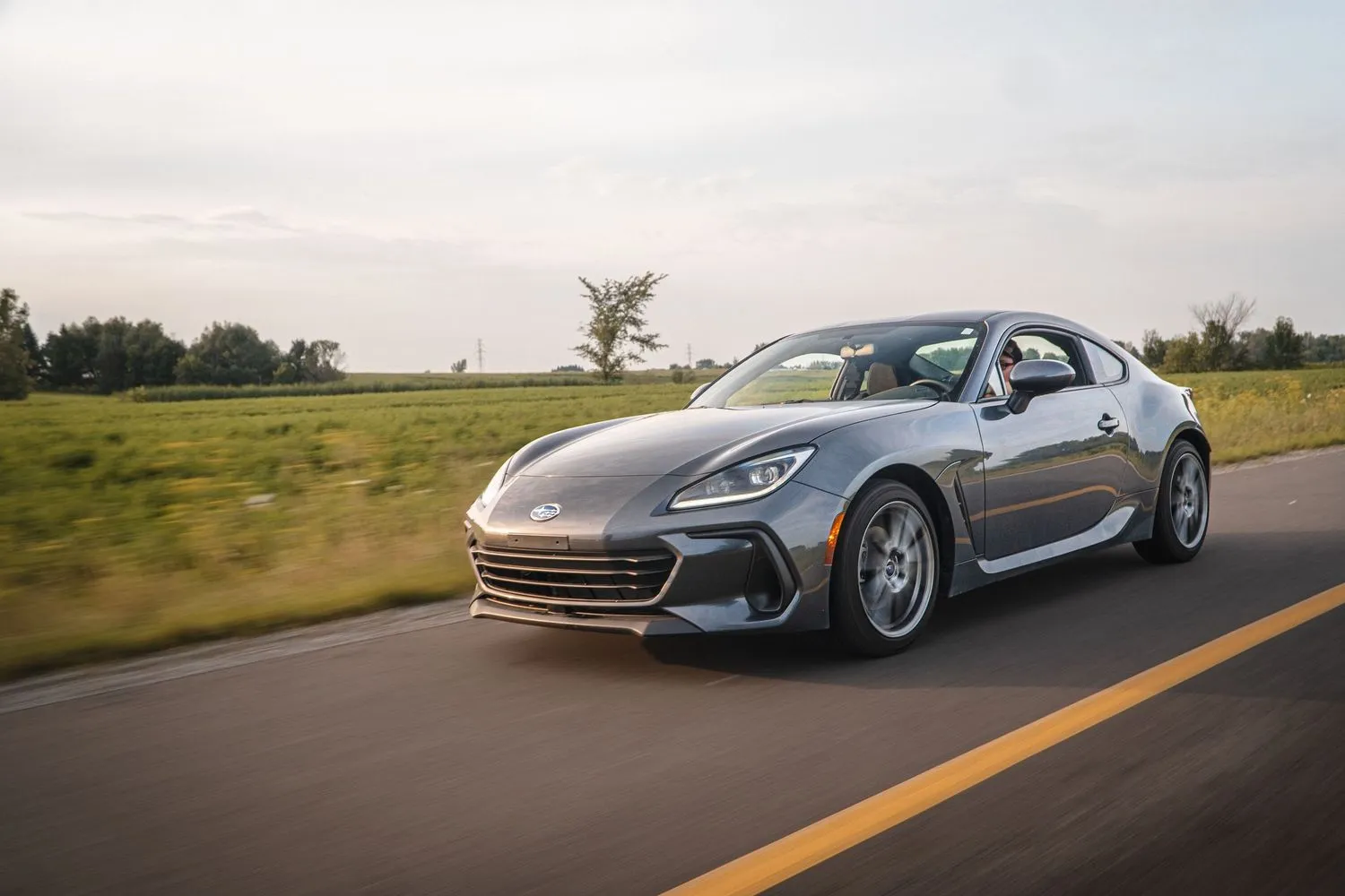 Rolling shot d’une Porsche Panamera sur la route