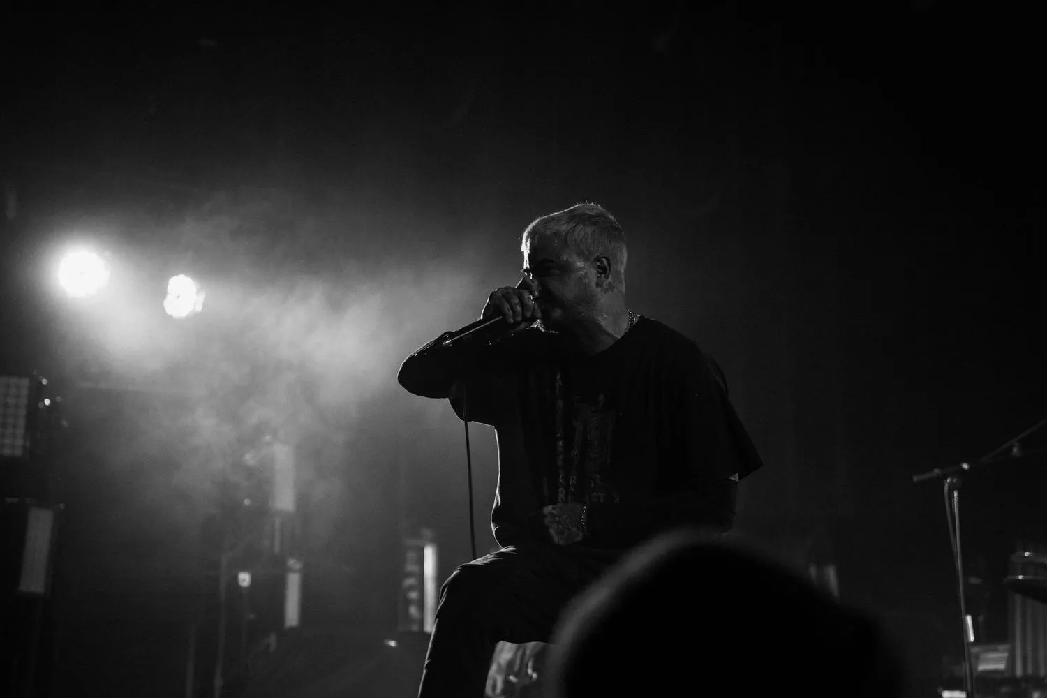 Chanteur de Make Them Suffer au Théâtre Corona, noir et blanc