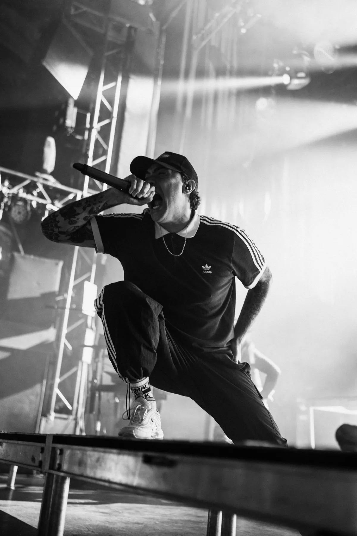 Musicien en noir et blanc pendant un concert