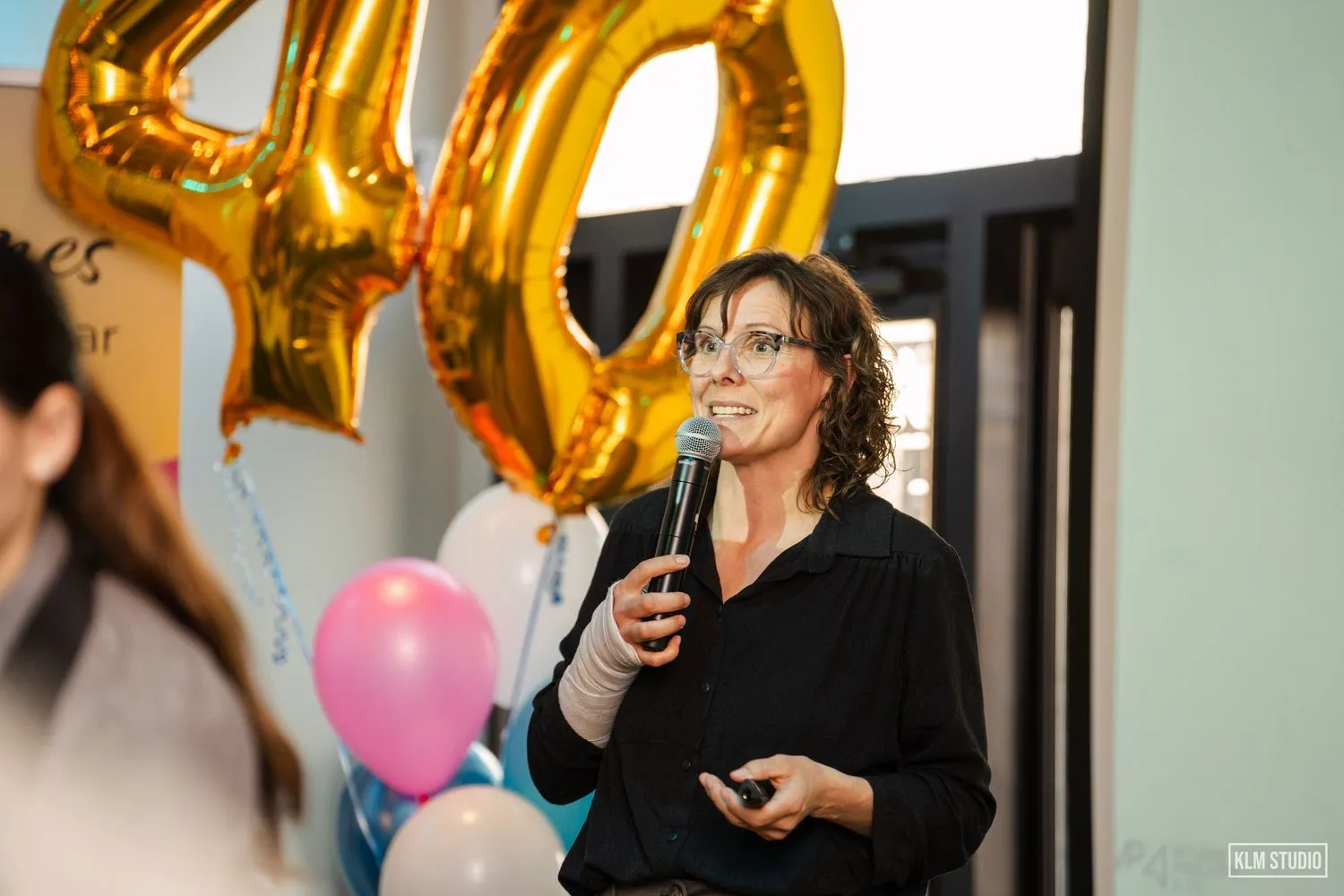 Conférencière au micro lors d’un événement Inter-Femmes