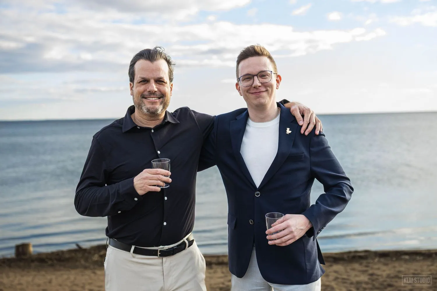 Portrait corporatif de deux hommes au bord de l’eau
