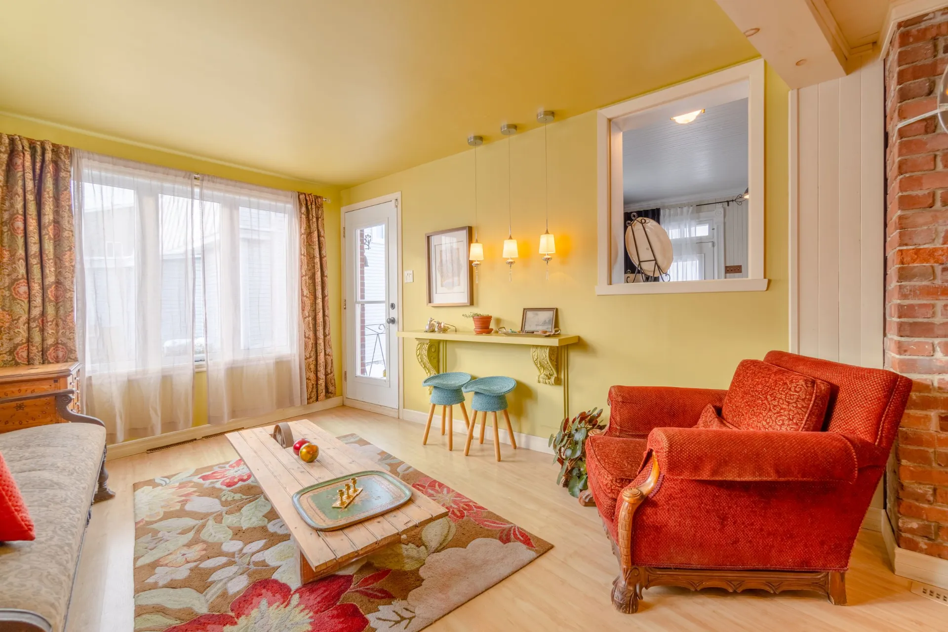 Salon lumineux d’un chalet, photographie immobilière