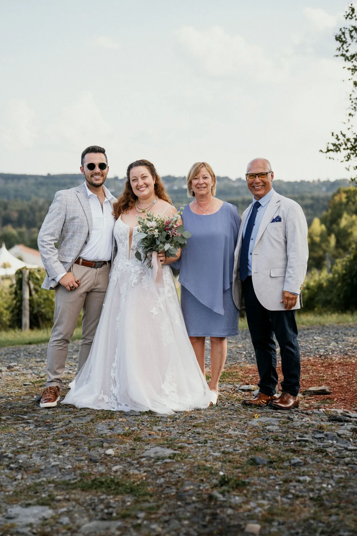 Couple de mariés et invités dans un vignoble