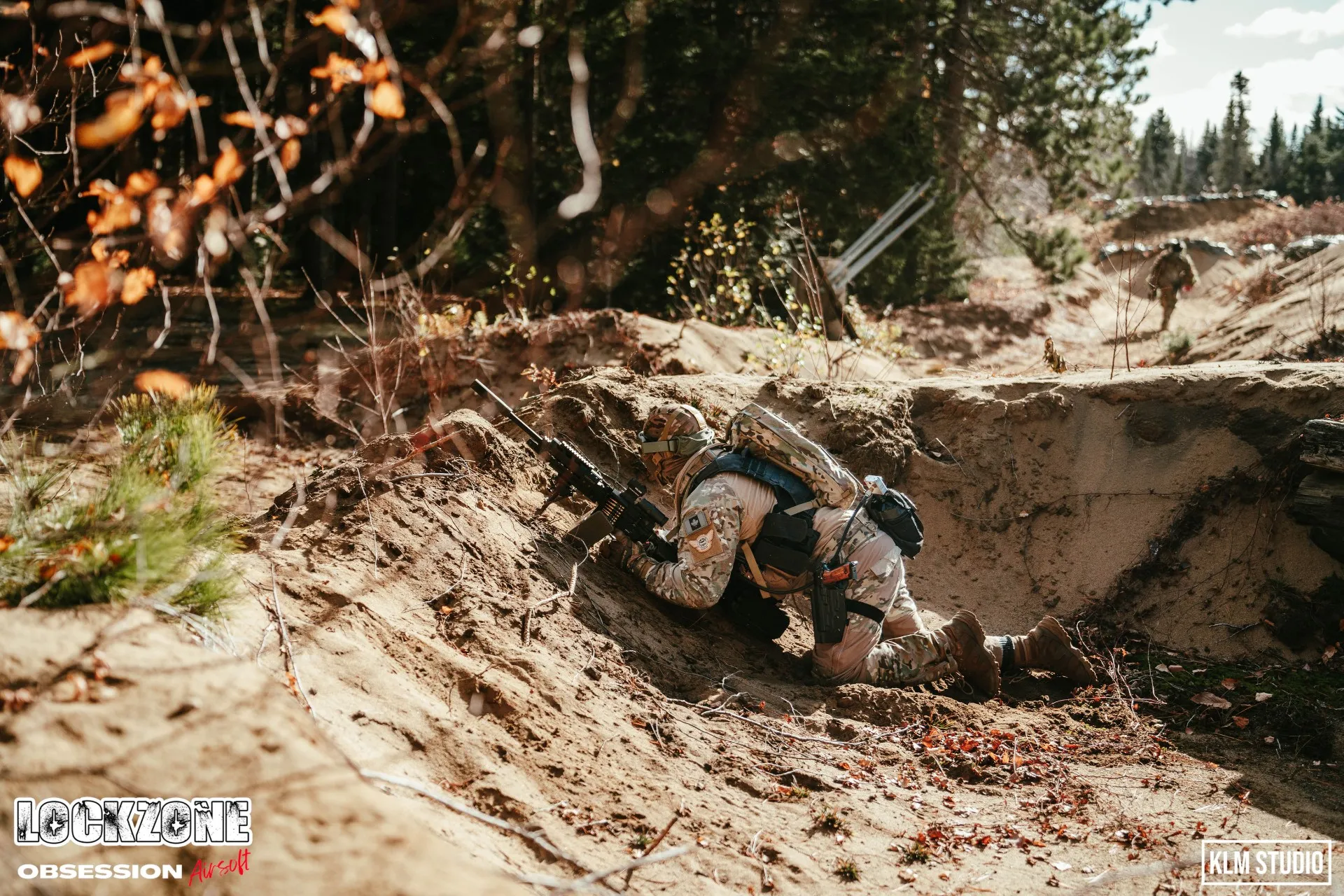 Joueur d’airsoft en position dans une tranchée, Obsession Airsoft