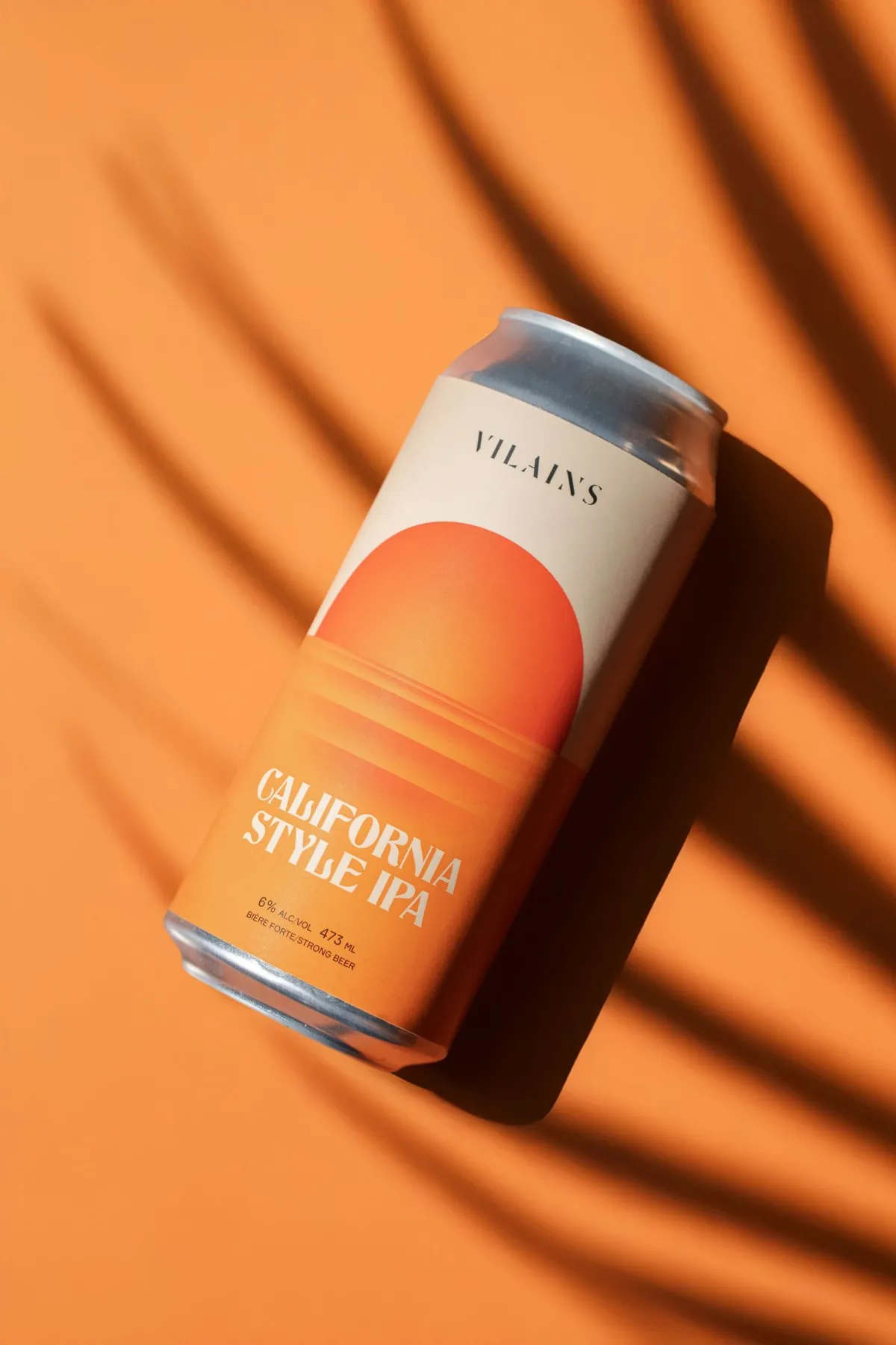 Canette de bière sur fond orange, photo de produit stylisée